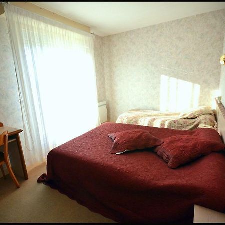 Au Bec Sale Hotel La Menitre Bagian luar foto