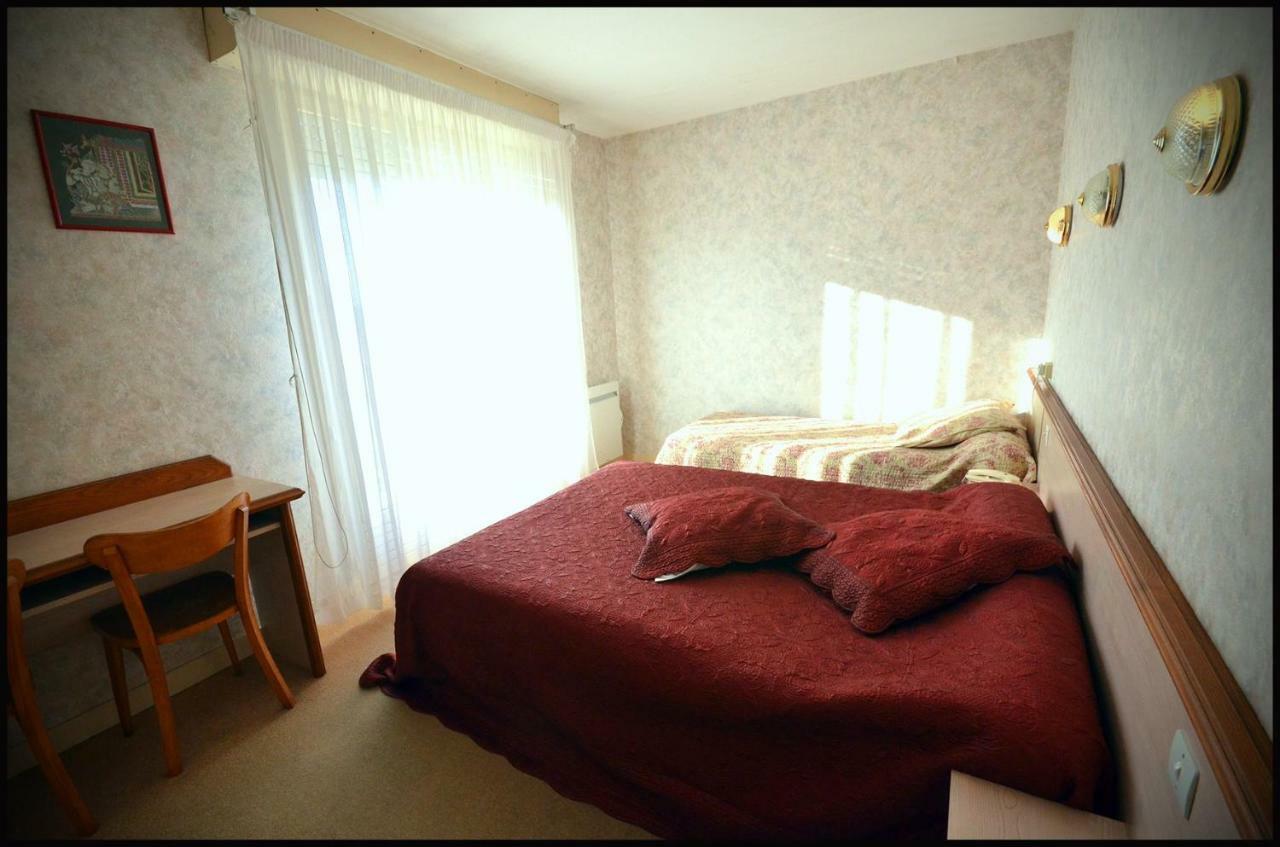 Au Bec Sale Hotel La Menitre Bagian luar foto