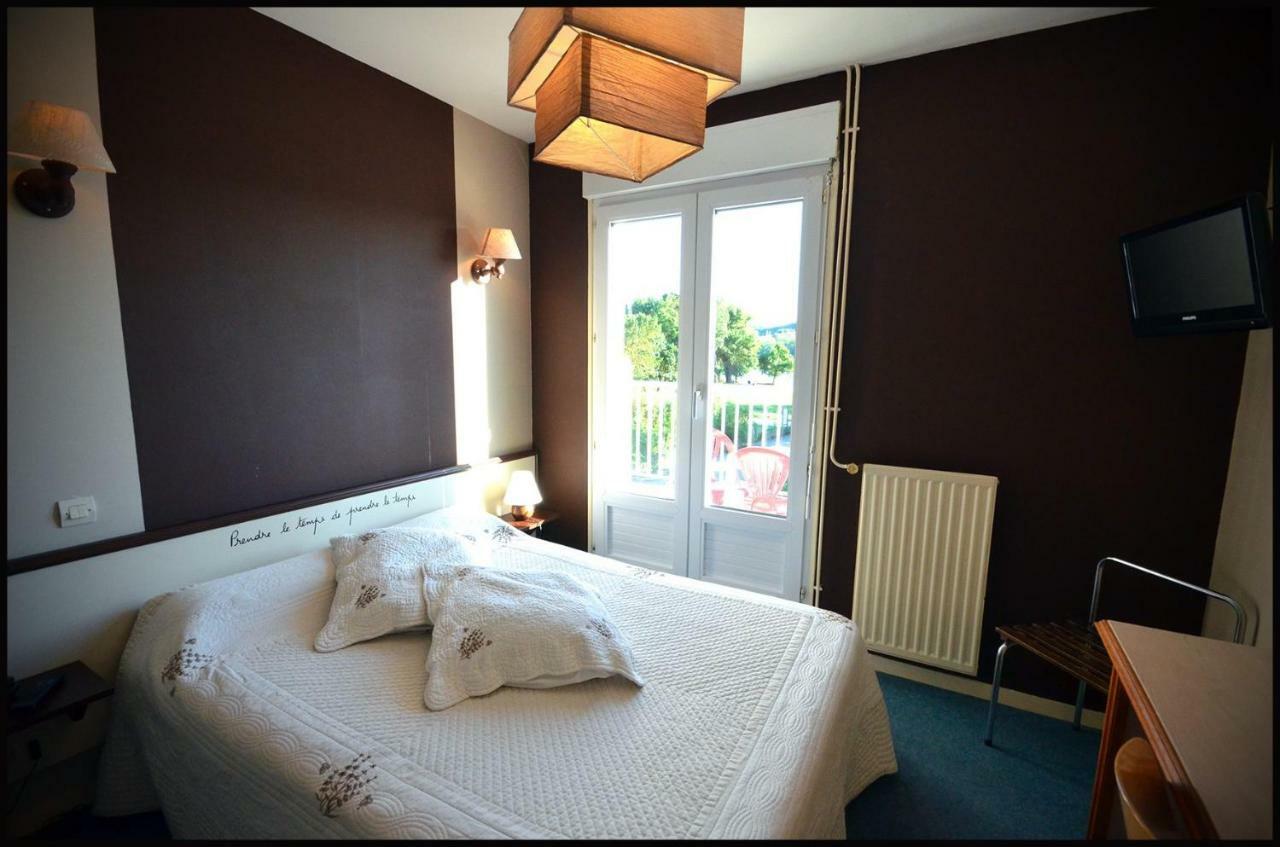 Au Bec Sale Hotel La Menitre Bagian luar foto