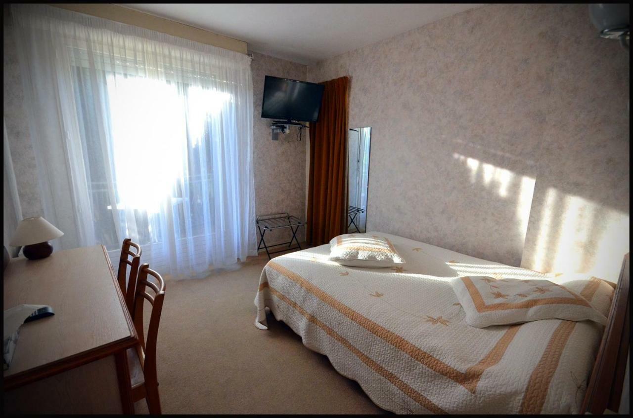 Au Bec Sale Hotel La Menitre Bagian luar foto